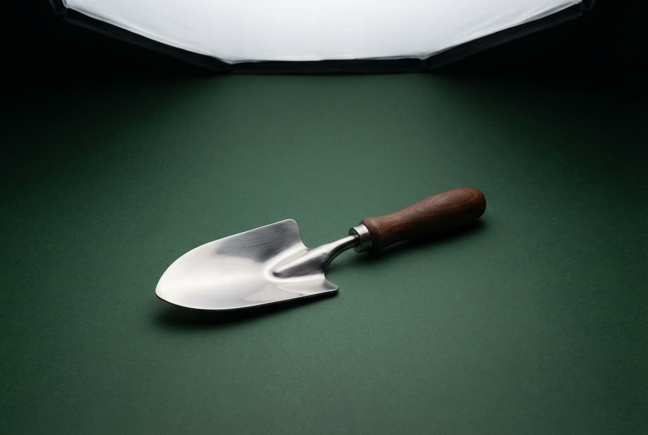 Analyse de la marque Laurus et avis sur les équipements Gros plan minimaliste d'un outil de jardinage haut de gamme sur fond vert foncé.